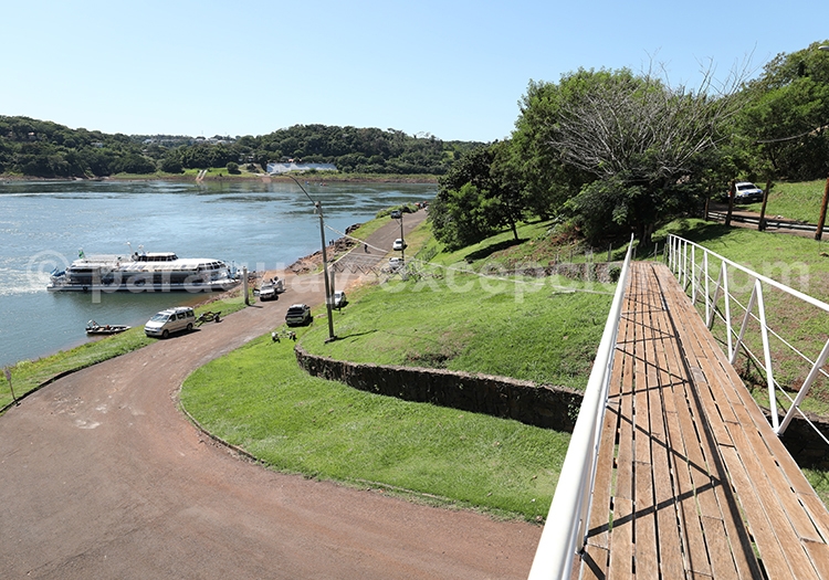 Bord du fleuve Paraná, Ciudad del Este, Paraguay Bord du fleuve Paraná, Ciudad del Este, Paraguay