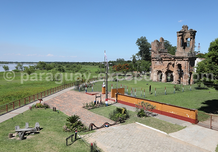 Église de San Carlos Borrromeo, Yvy, Paraguay Église de San Carlos Borrromeo, Yvy, Paraguay