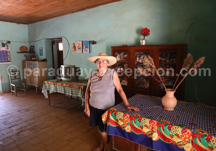 Femme de Santa Maria de Fe dans sa maison, Yvy, Paraguay Femme de Santa Maria de Fe dans sa maison, Yvy, Paraguay