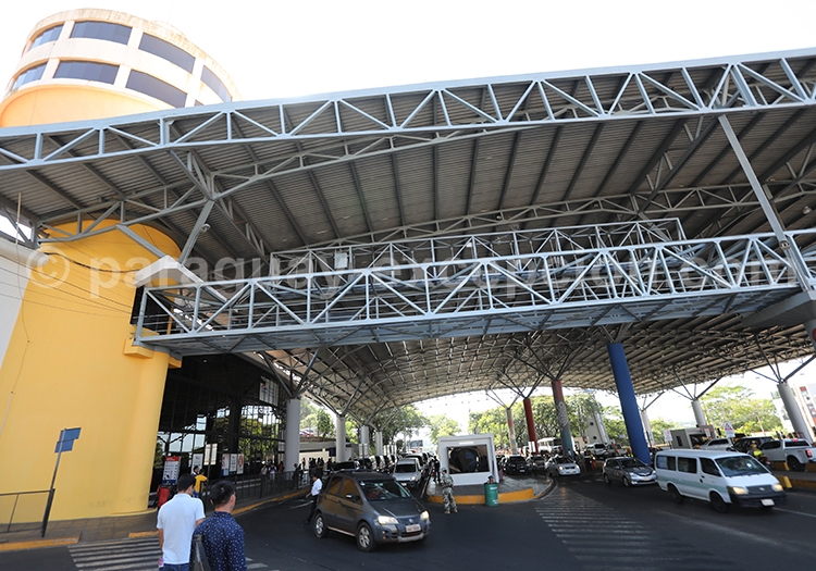 Complexe douanier paraguayen, Ciudad del Este, Paraguay Complexe douanier paraguayen, Ciudad del Este, Paraguay