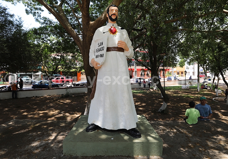Statue du village de San Ignacio Guazu, Paraguay Statue du village de San Ignacio Guazu, Paraguay