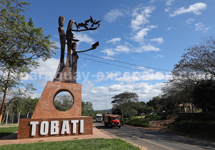 1-Monument-à-lentrée-de-Tobatí