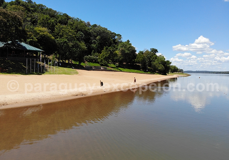 Sur le bord du fleuve Paraná, Paraguay Sur le bord du fleuve Paraná, Paraguay