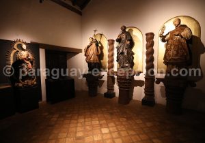 Collection de statues polychromes