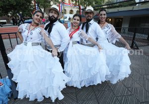 Danseurs présents lors du carnaval d'Encarnación Danseurs présents lors du carnaval d'Encarnación