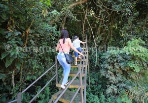 Traversée au dessus du vide au Salto del Monday