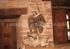 Statue religieuse en bois