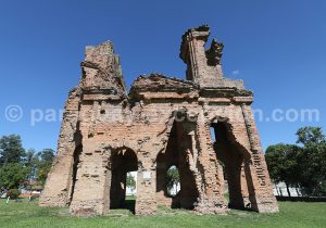 Ruines de l'église vue de face