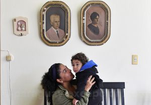 Une femme et son enfant, salle d'attente Une femme et son enfant, salle d'attente