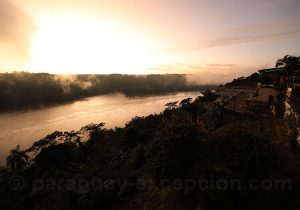 Fin de journée au bord du fleuve Paraná