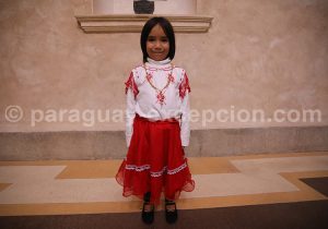 Jeune danseuse paraguayenne Jeune danseuse paraguayenne