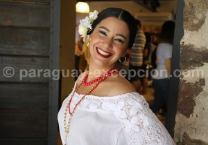 Portrait d'une paraguayenne en tenue de fête Portrait d'une paraguayenne en tenue de fête