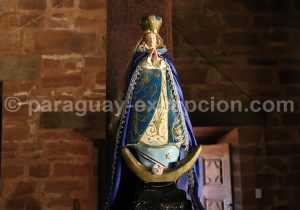 Statue d'une sainte
