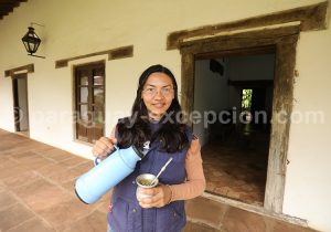 Paraguayenne prenant son téréré Paraguayenne prenant son téréré