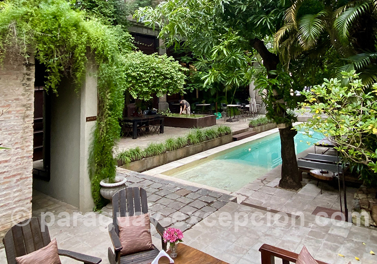 Jardin et piscine extérieure, hôtel Factoria Jardin et piscine extérieure, hôtel Factoria